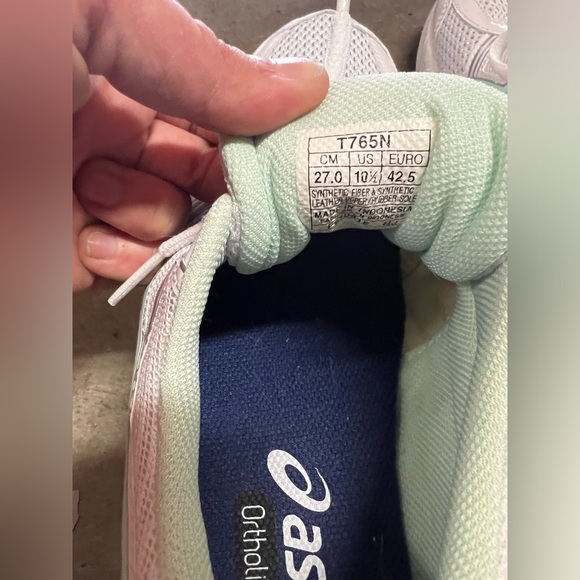 ASICS - Picture 2 of 4